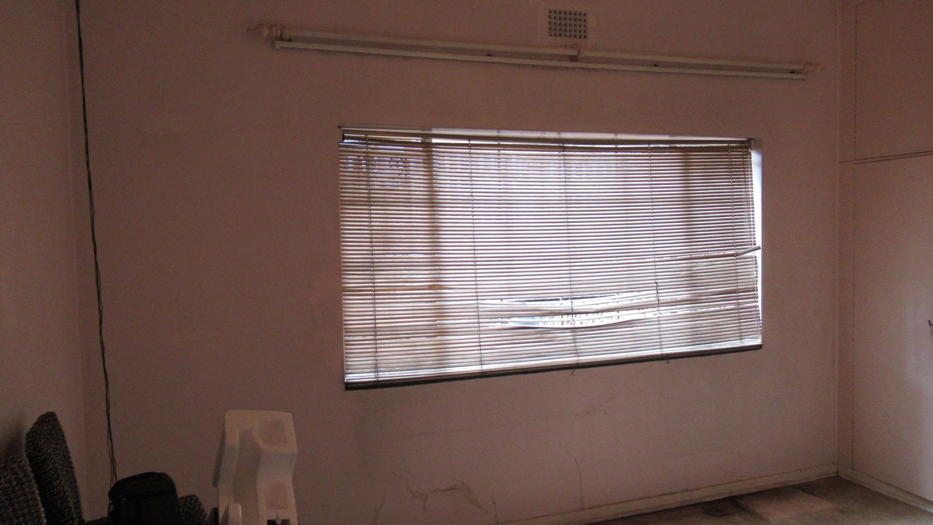 Main Bedroom - 23 square meters of property in Bezuidenhout Valley