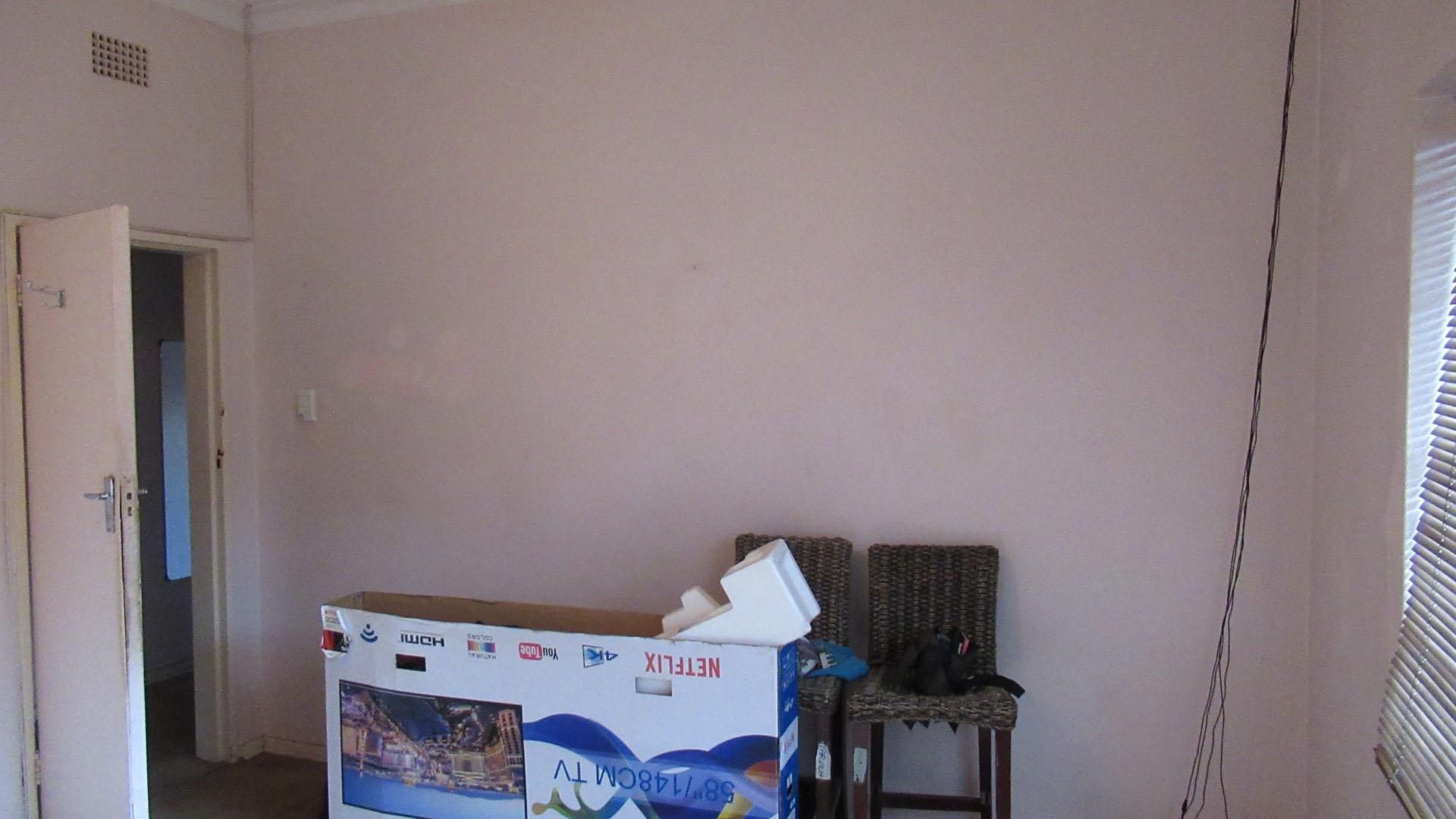 Main Bedroom - 23 square meters of property in Bezuidenhout Valley