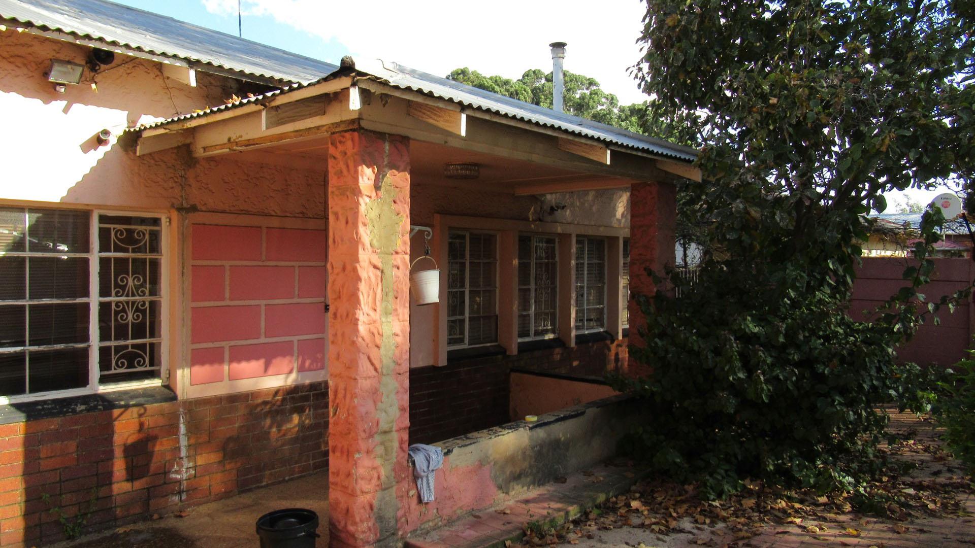 Front View of property in Bezuidenhout Valley