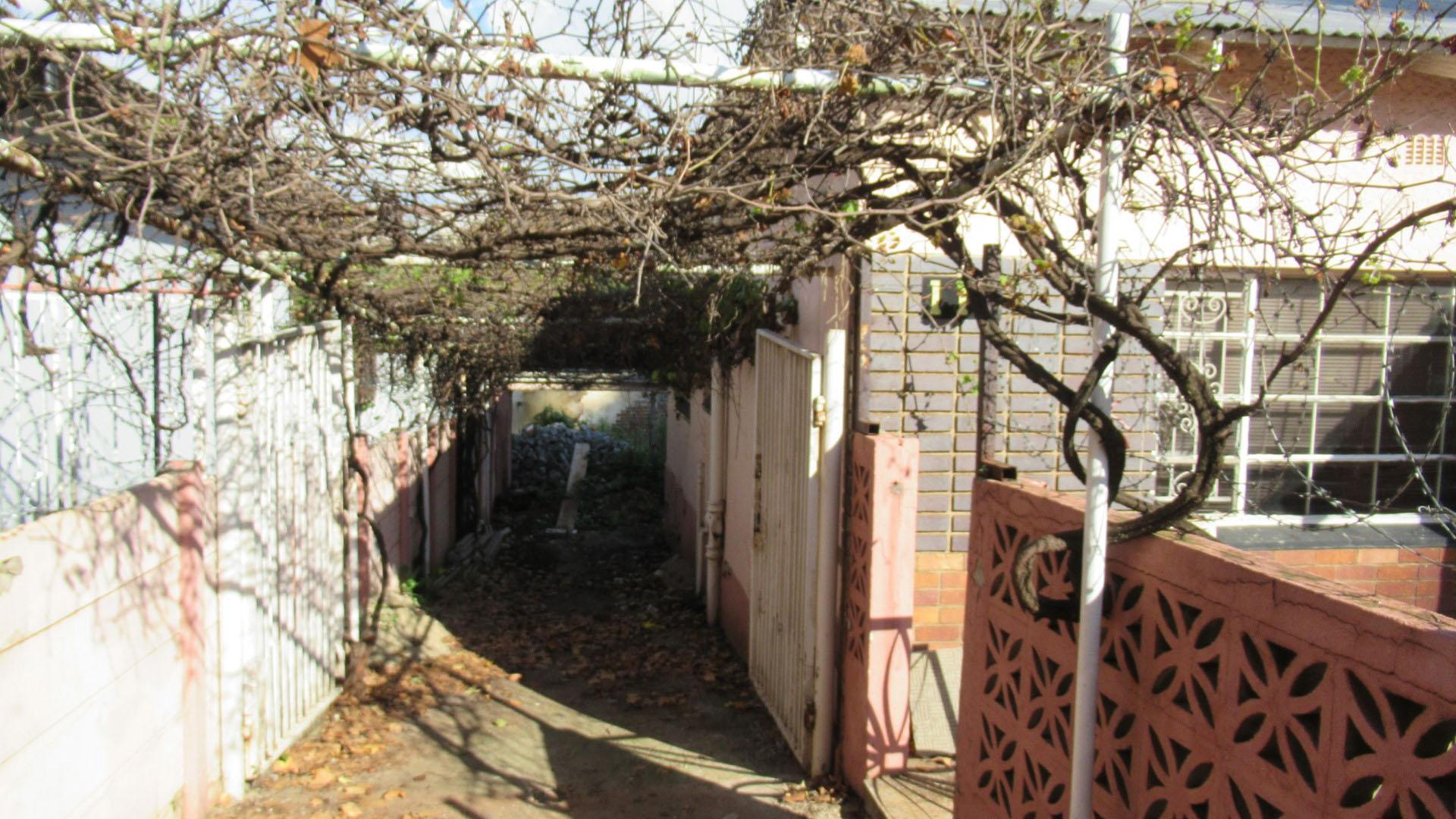 Front View of property in Bezuidenhout Valley