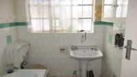 Bathroom 1 - 6 square meters of property in Bezuidenhout Valley