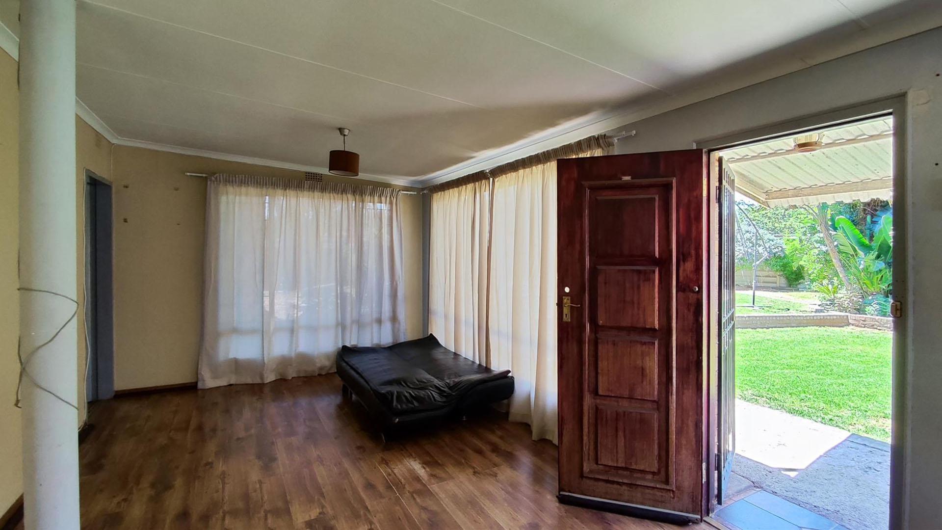 Lounges - 59 square meters of property in Lambton