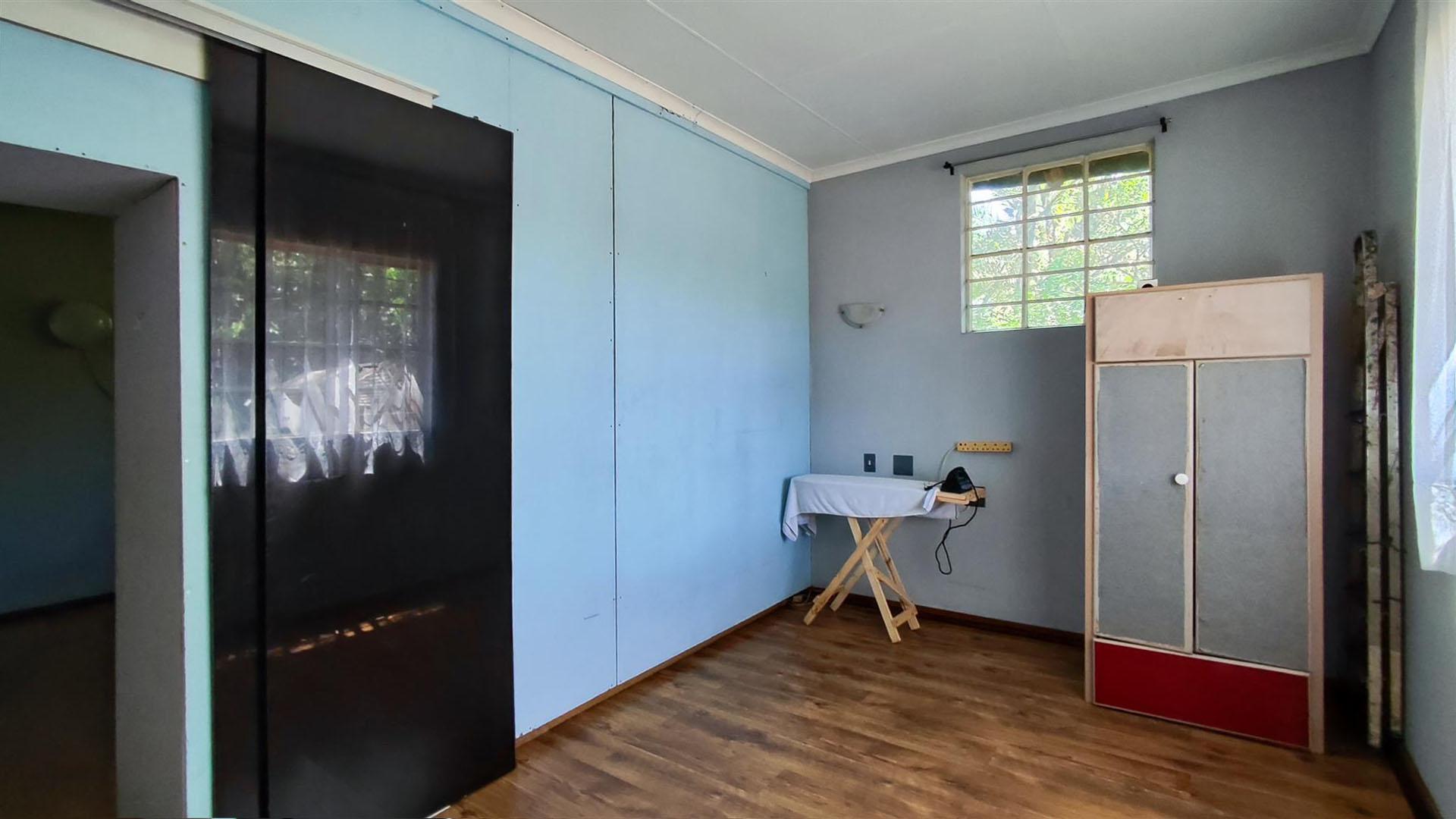 Bed Room 1 - 45 square meters of property in Lambton