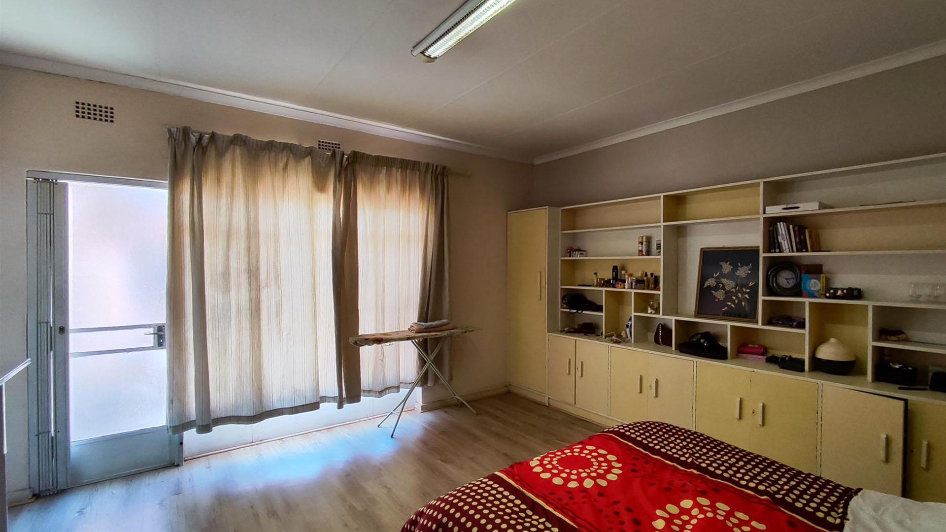 Bed Room 1 - 45 square meters of property in Lambton