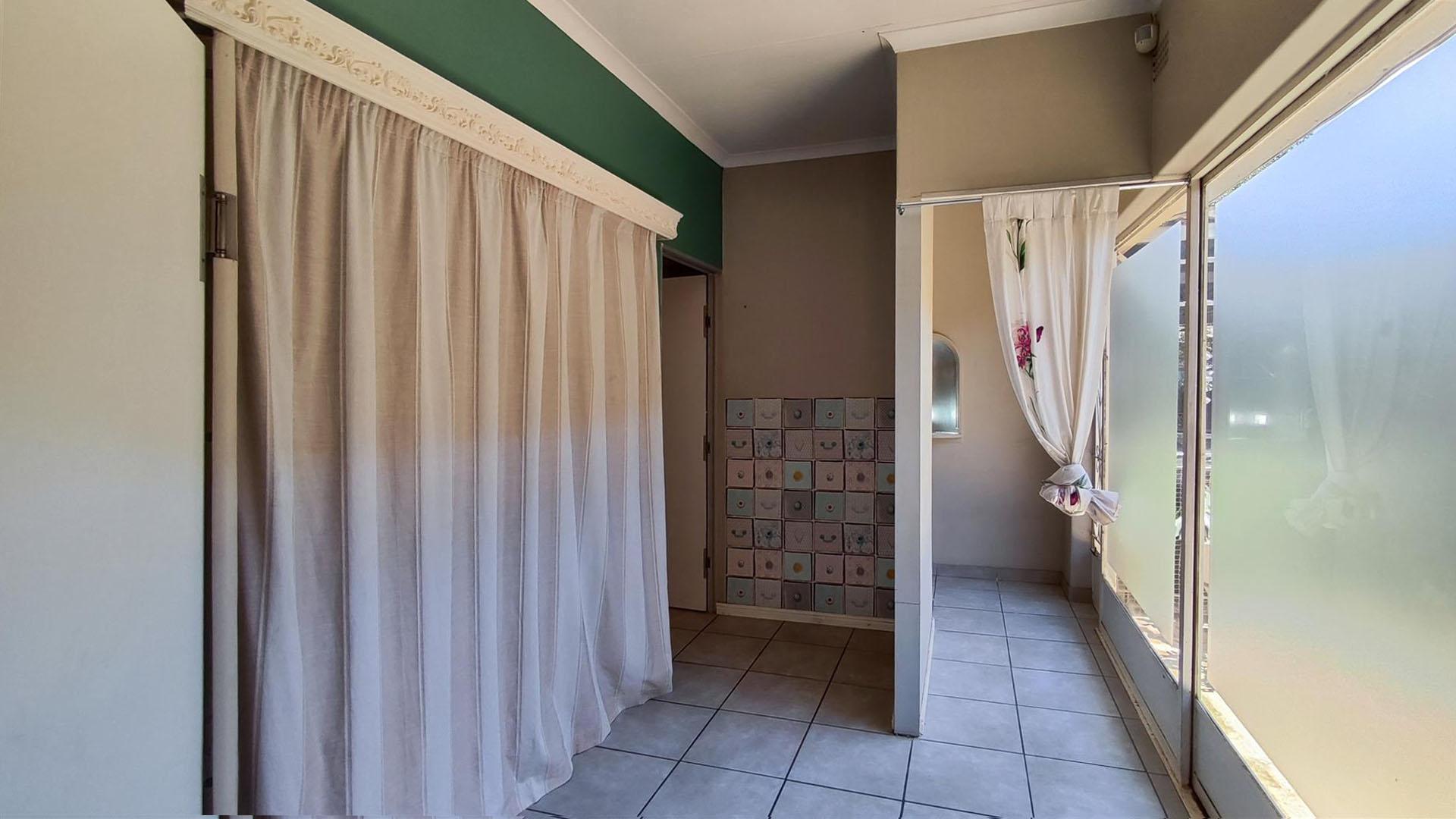 Spaces - 68 square meters of property in Lambton