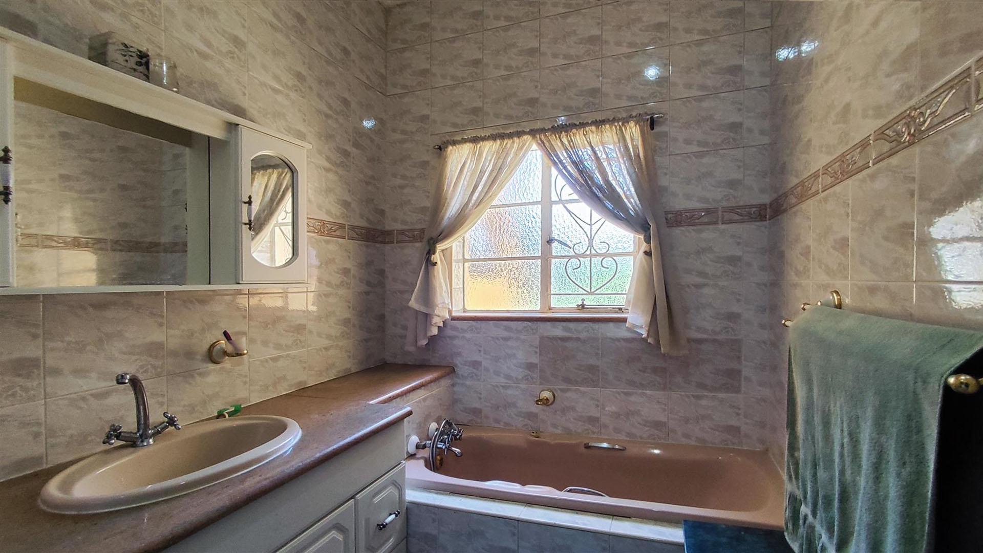 Bathroom 2 - 6 square meters of property in Lambton
