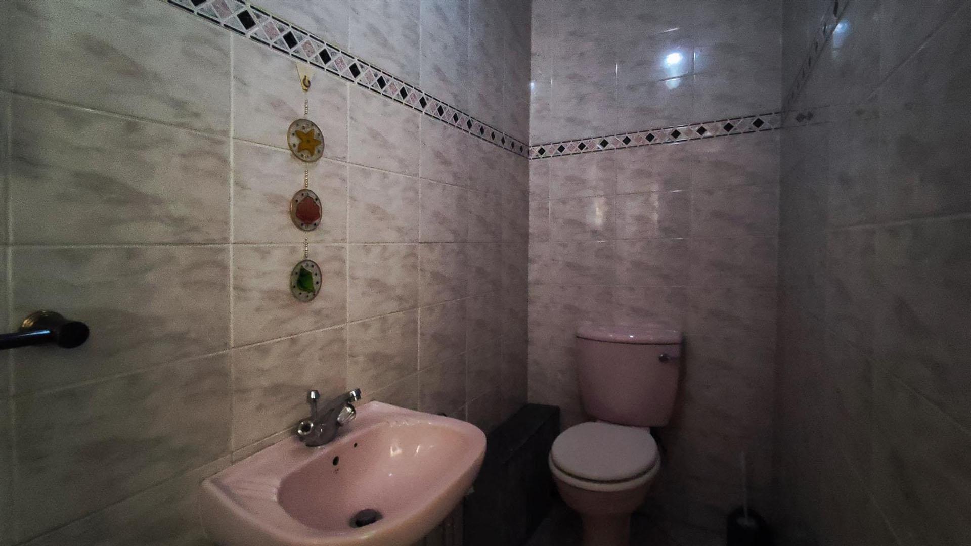 Guest Toilet - 4 square meters of property in Lambton
