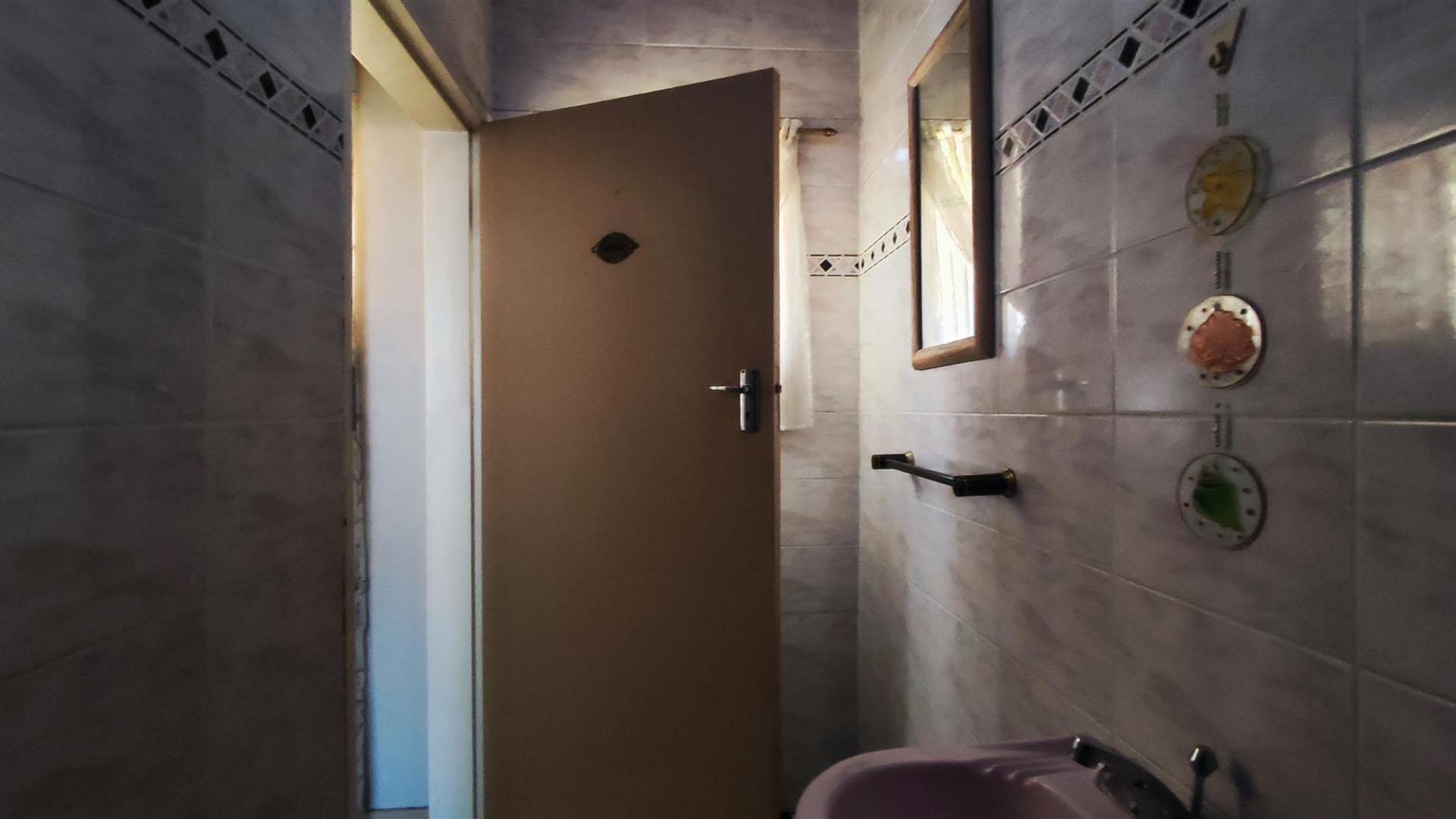 Guest Toilet - 4 square meters of property in Lambton