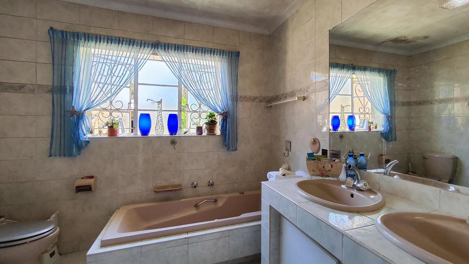 Main Bathroom - 10 square meters of property in Lambton
