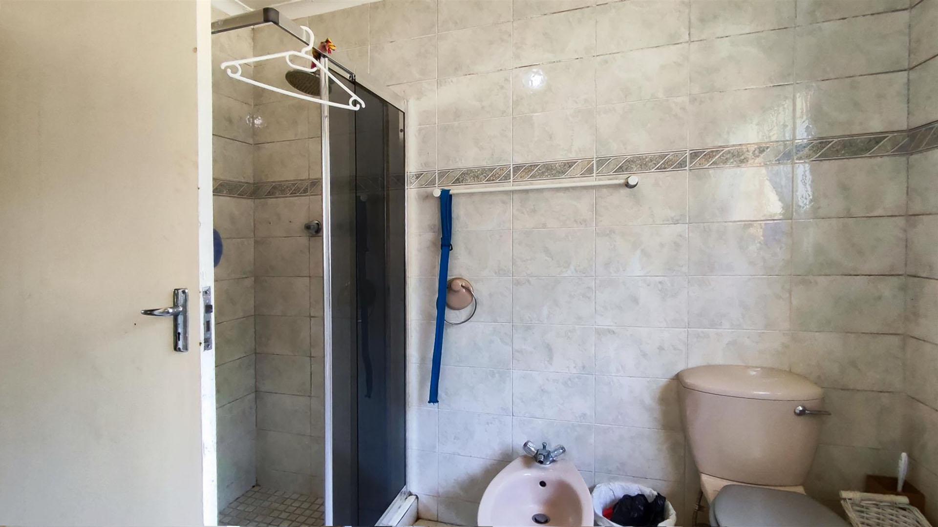 Main Bathroom - 10 square meters of property in Lambton