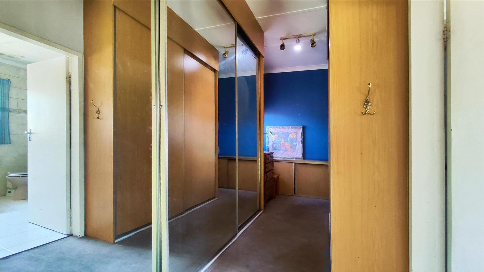 Main Bedroom - 39 square meters of property in Lambton