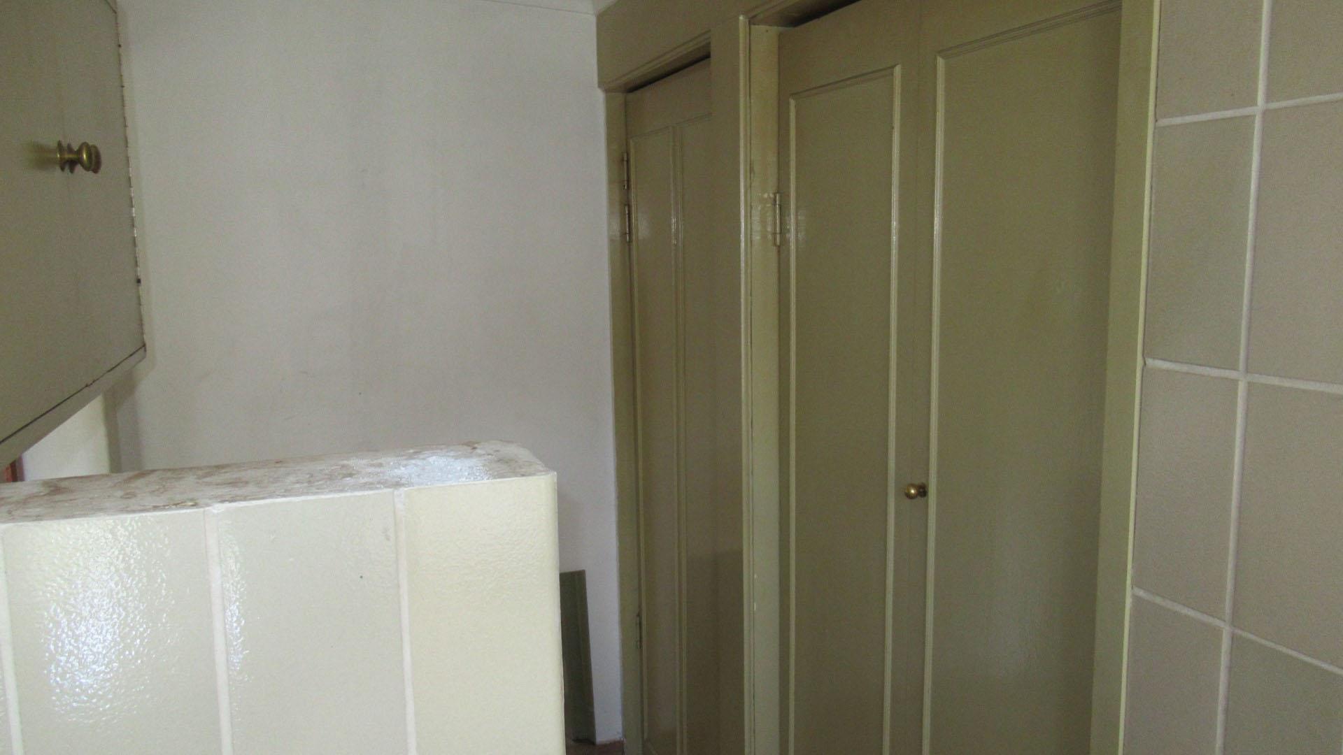 Main Bathroom - 12 square meters of property in Daggafontein