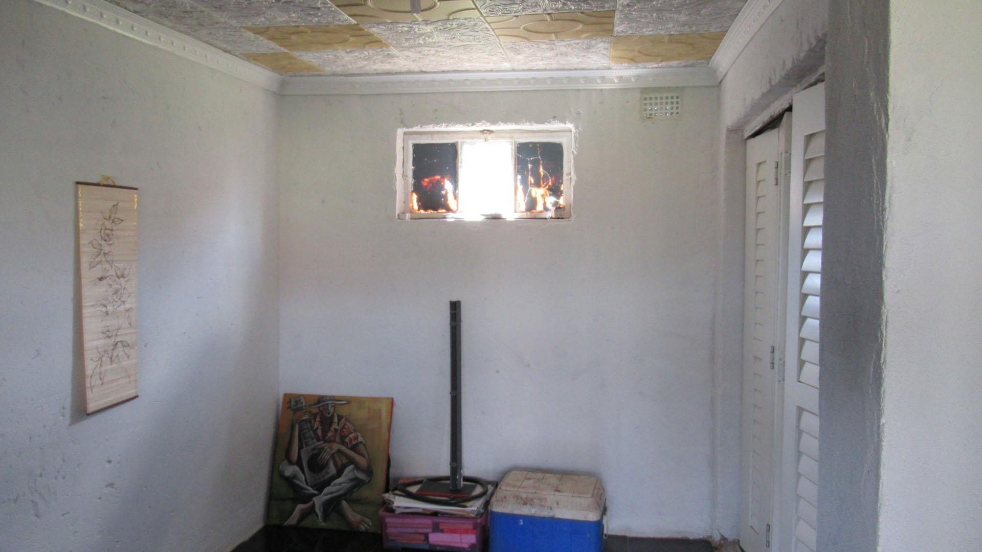 Lounges - 31 square meters of property in Daggafontein