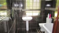 Bathroom 1 - 16 square meters of property in Daggafontein