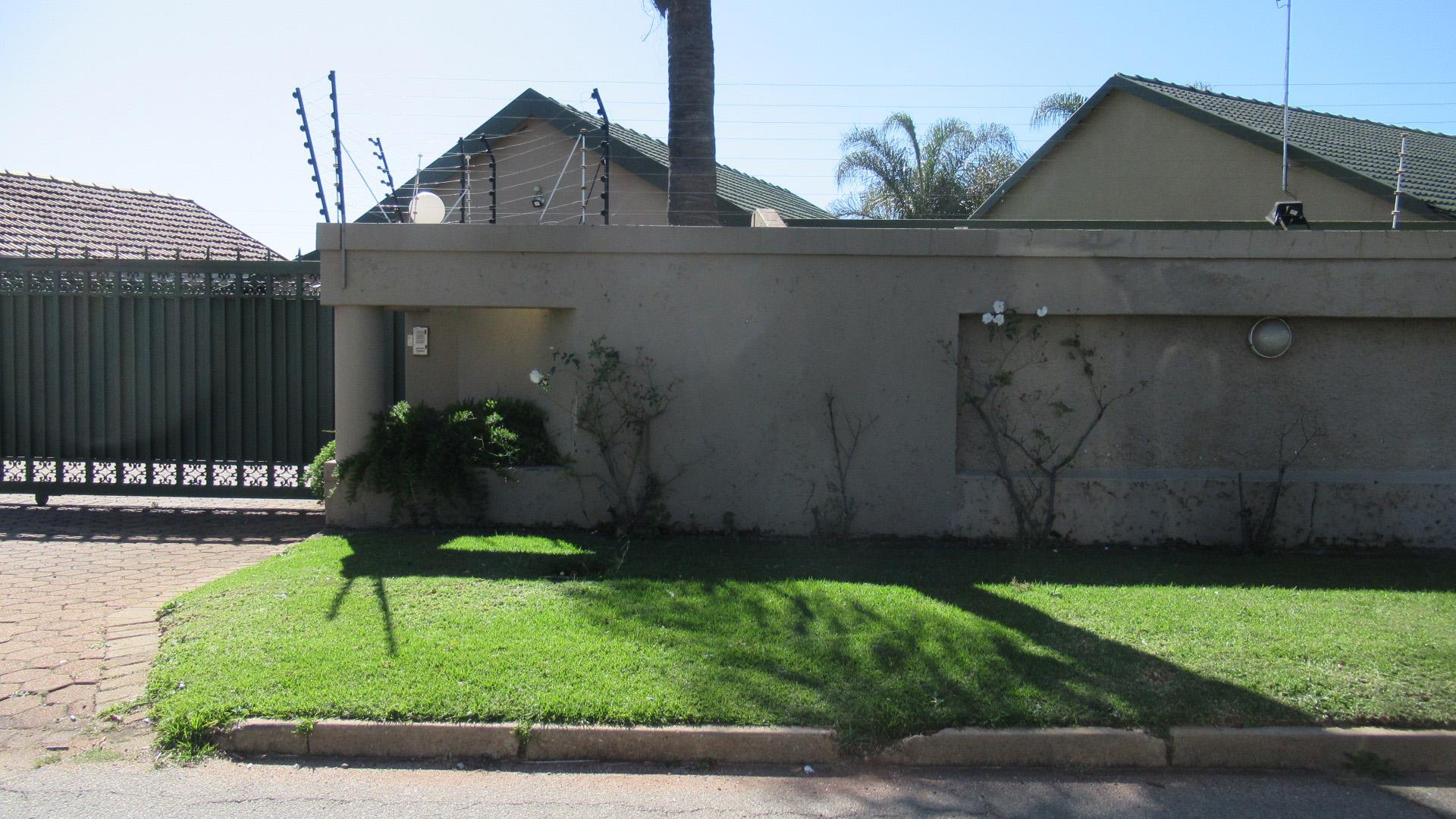 Front View of property in Florida Hills
