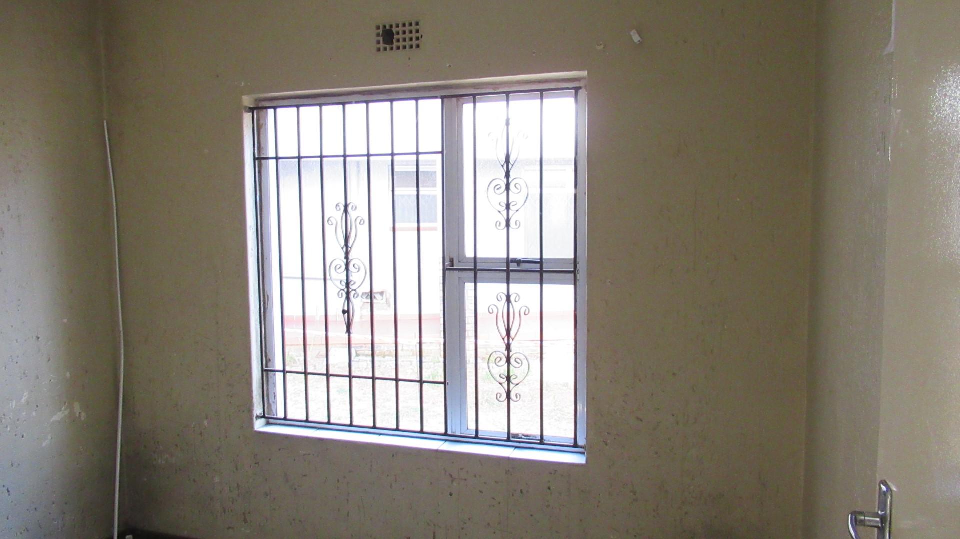 Bed Room 1 - 9 square meters of property in Meredale