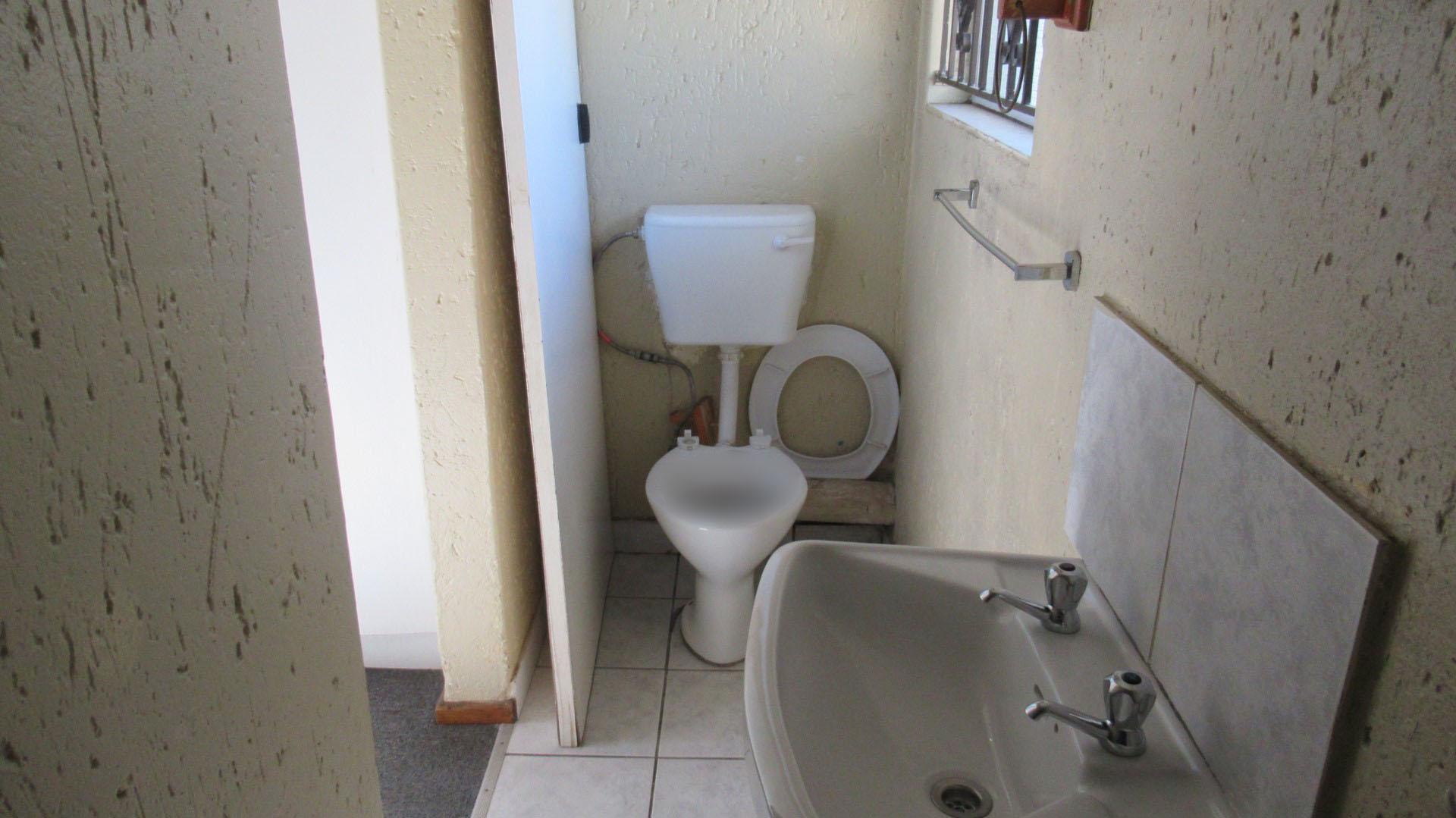 Main Bathroom - 4 square meters of property in Meredale