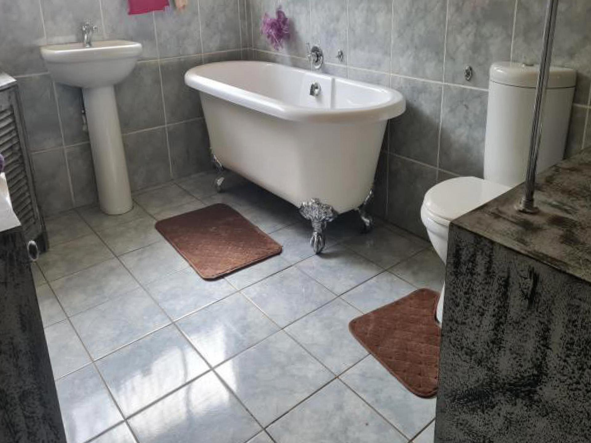 Bathroom 1 of property in Geelhoutpark