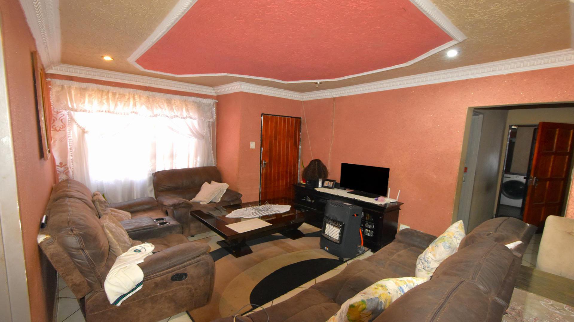 Lounges of property in Windmill Park