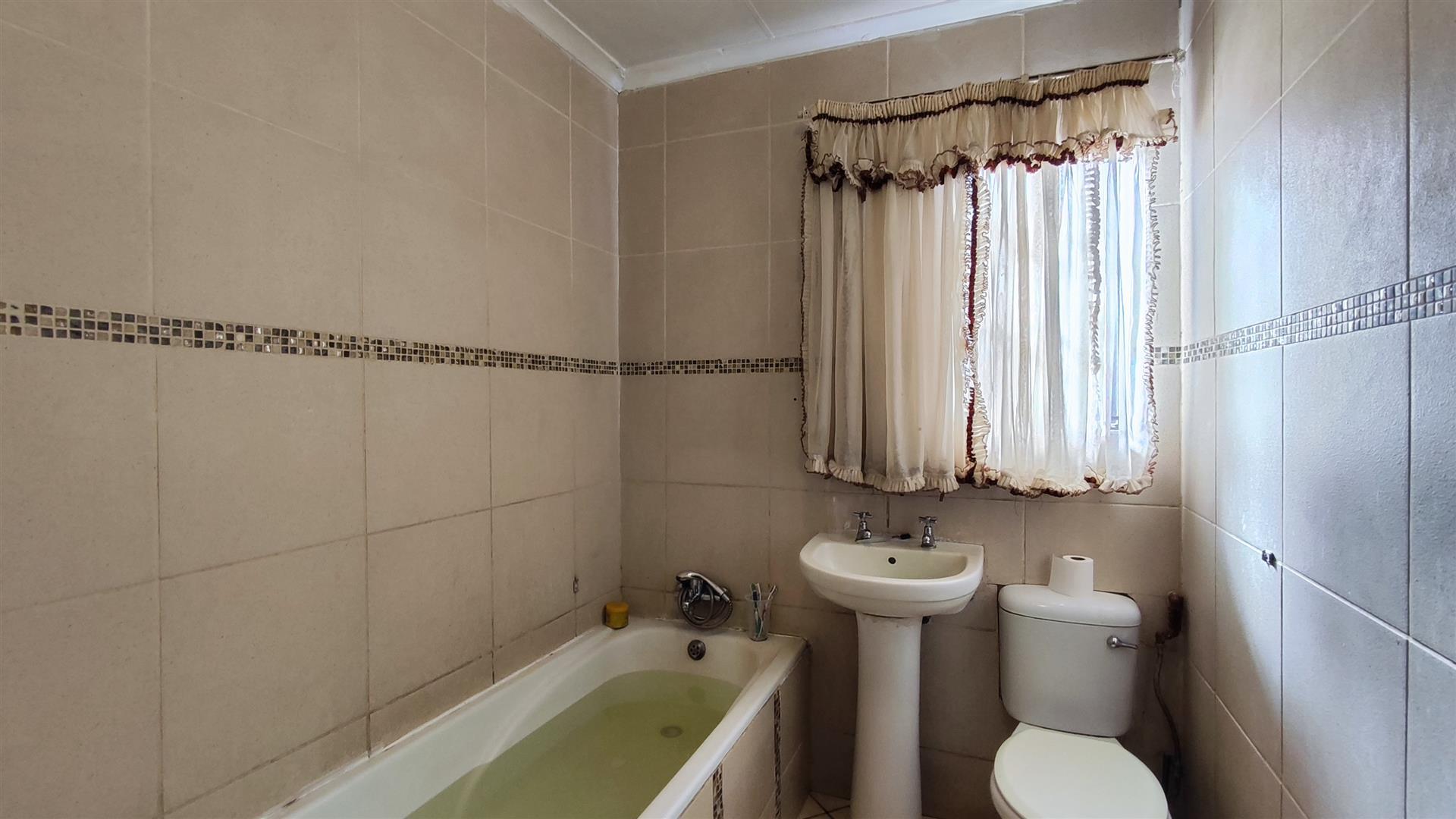 Bathroom 1 - 5 square meters of property in Windmill Park
