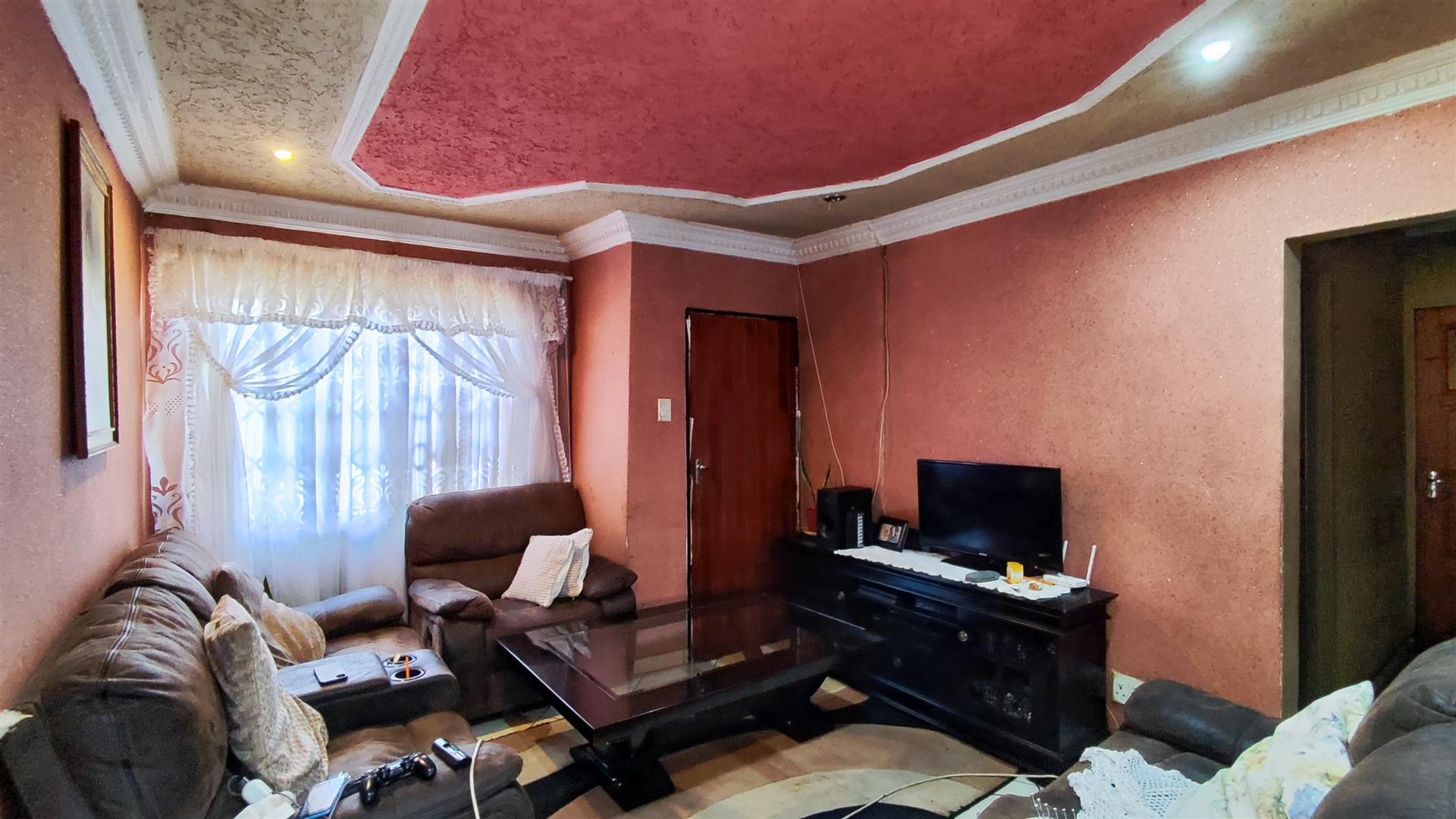 Lounges - 13 square meters of property in Windmill Park