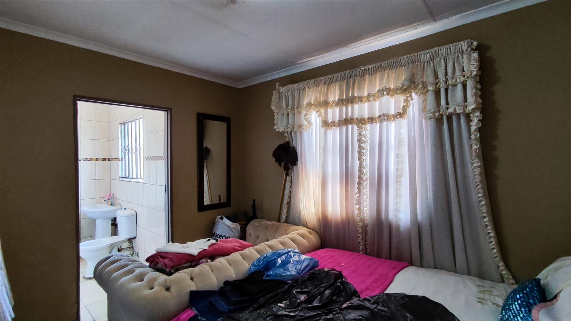 Main Bedroom - 12 square meters of property in Windmill Park