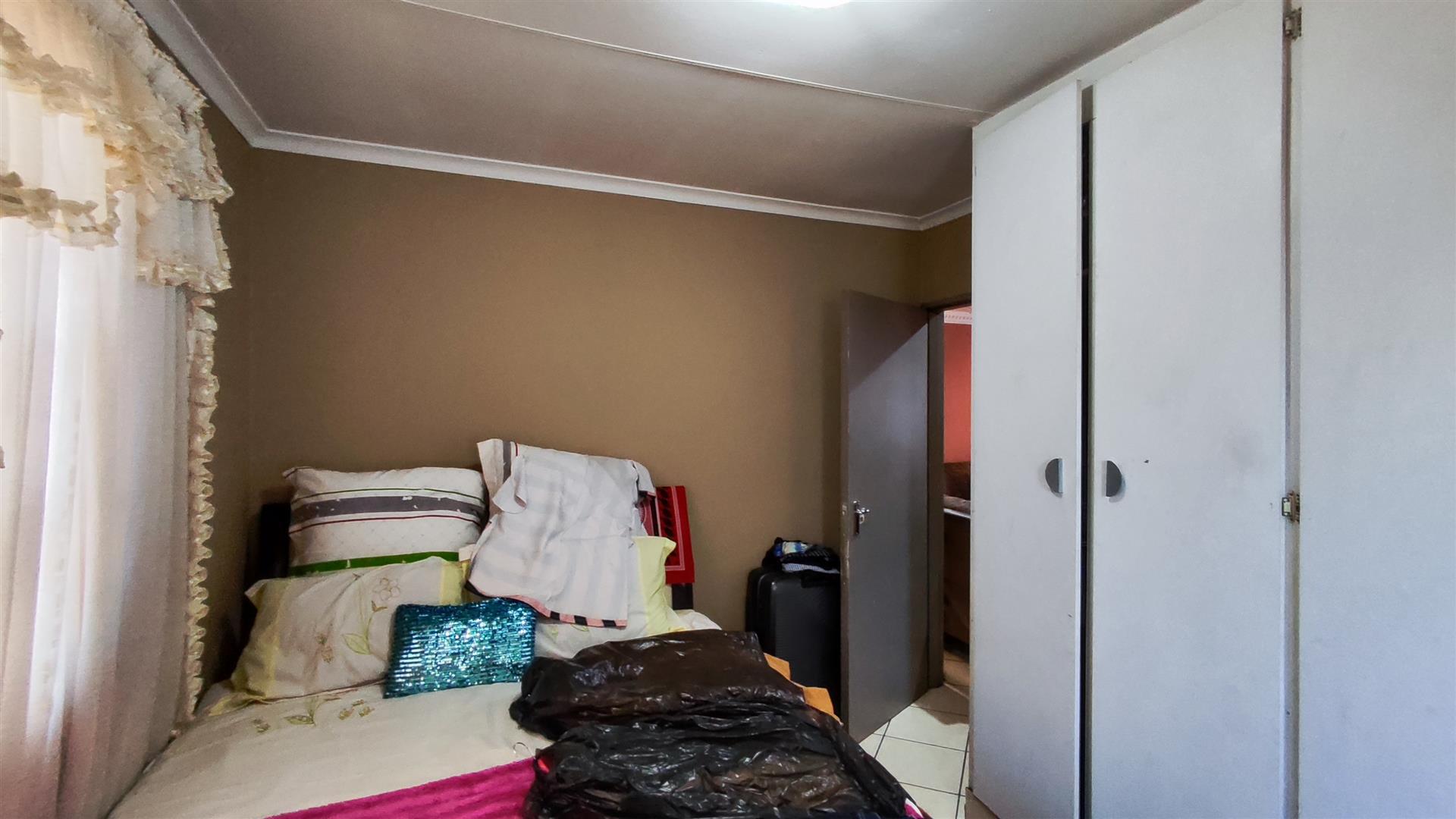 Main Bedroom - 12 square meters of property in Windmill Park