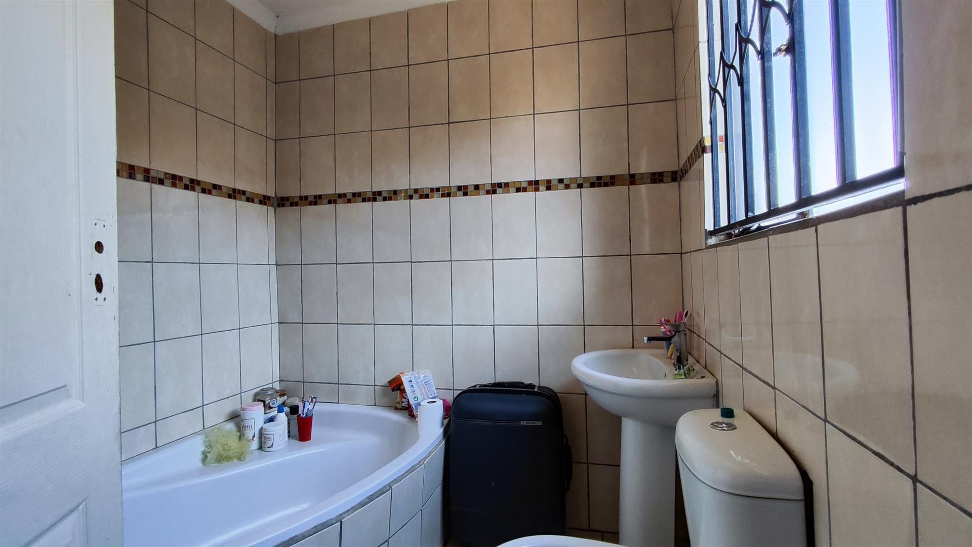 Main Bathroom - 5 square meters of property in Windmill Park