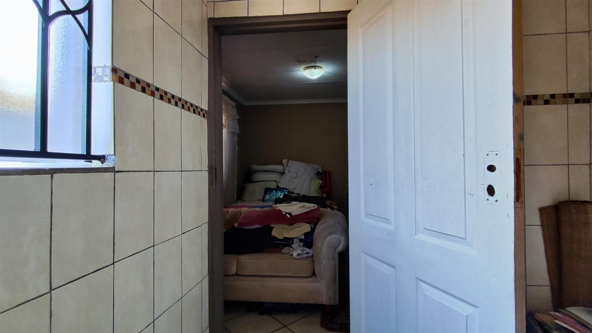 Main Bathroom - 5 square meters of property in Windmill Park