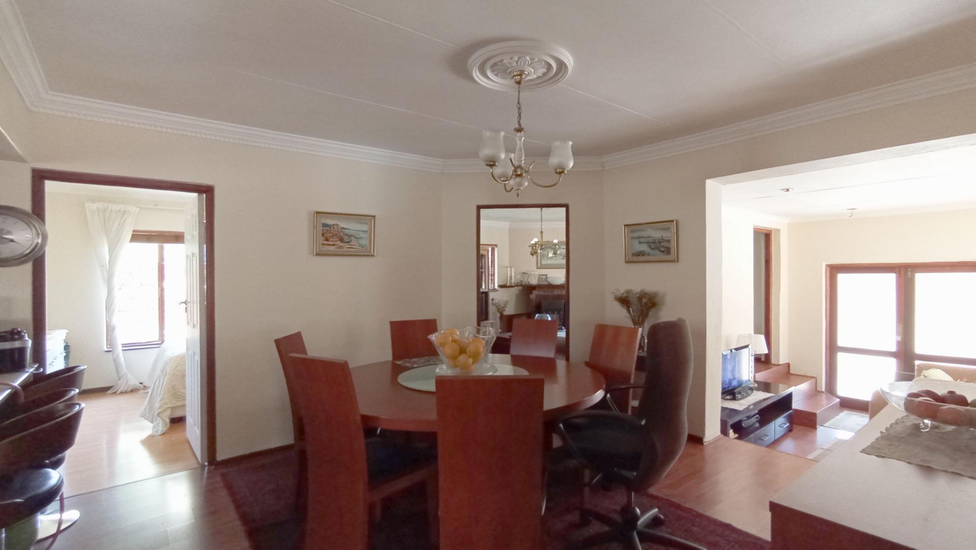 Dining Room - 16 square meters of property in Maroeladal