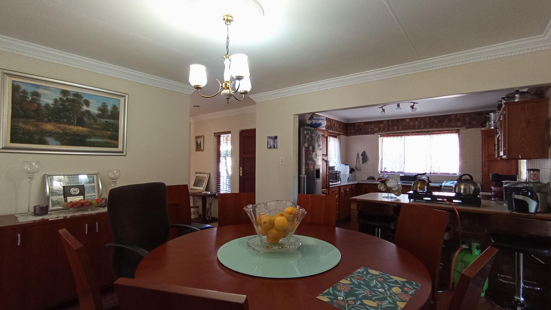 Dining Room - 16 square meters of property in Maroeladal