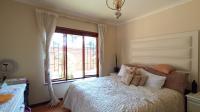 Bed Room 1 - 14 square meters of property in Maroeladal