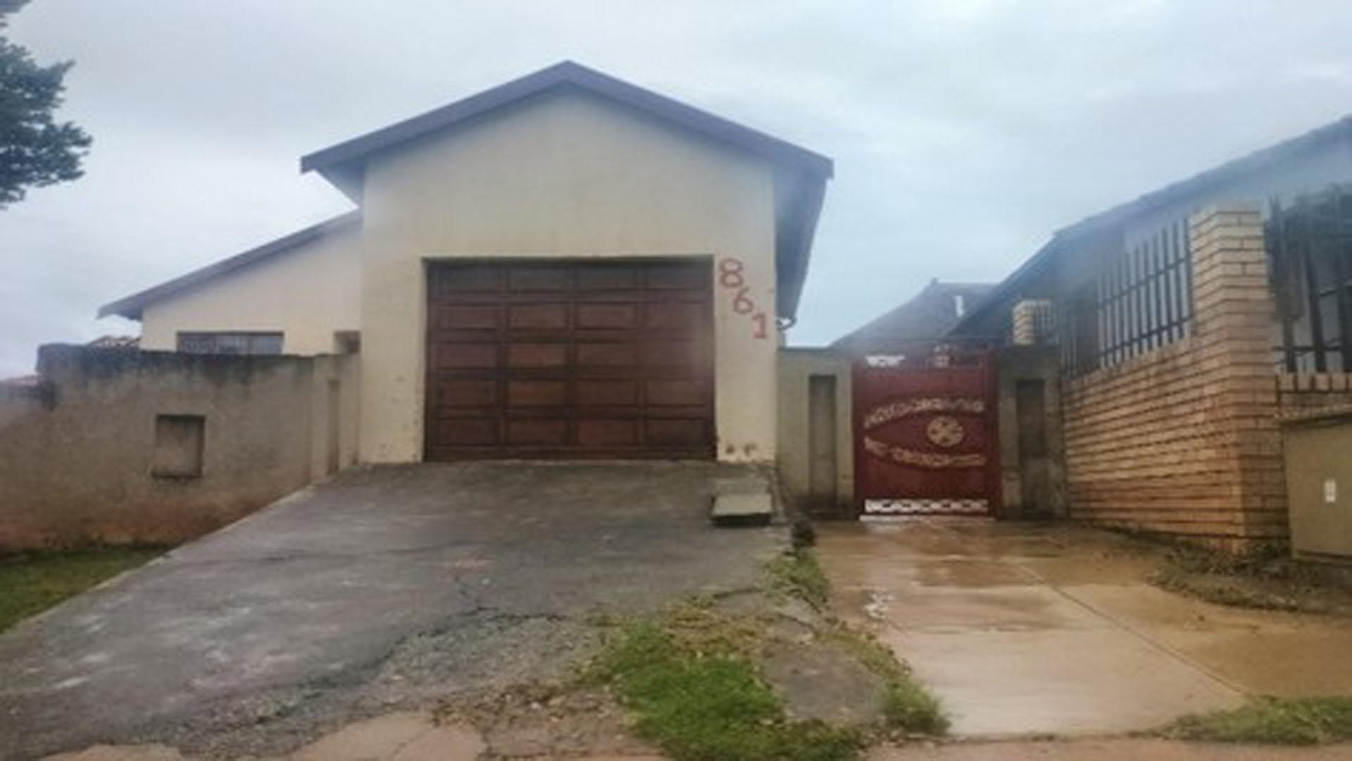 Front View of property in Groblerpark