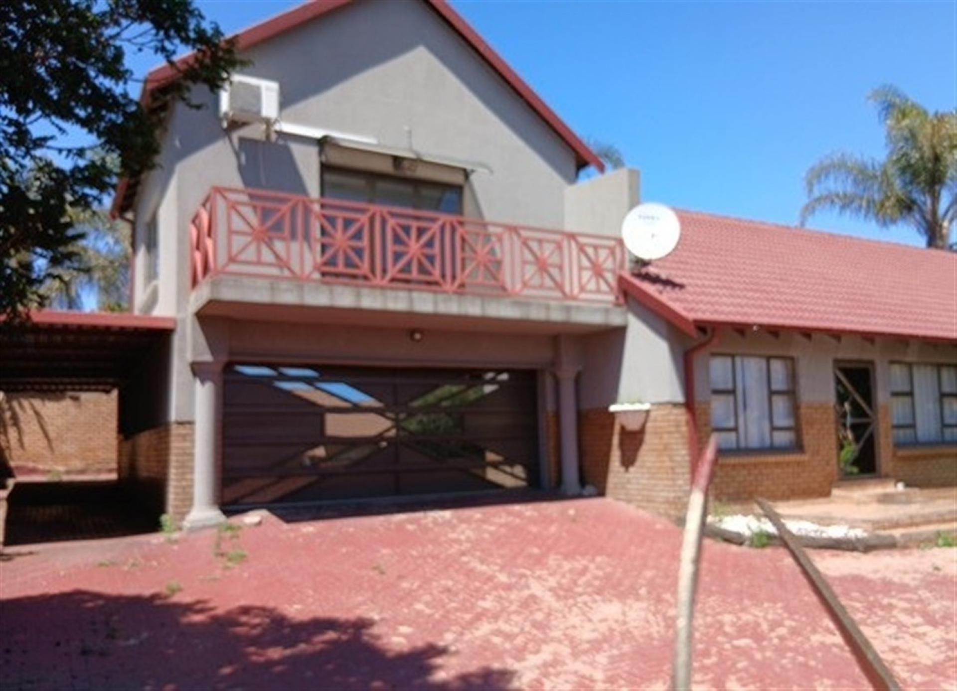 Front View of property in Die Heuwel