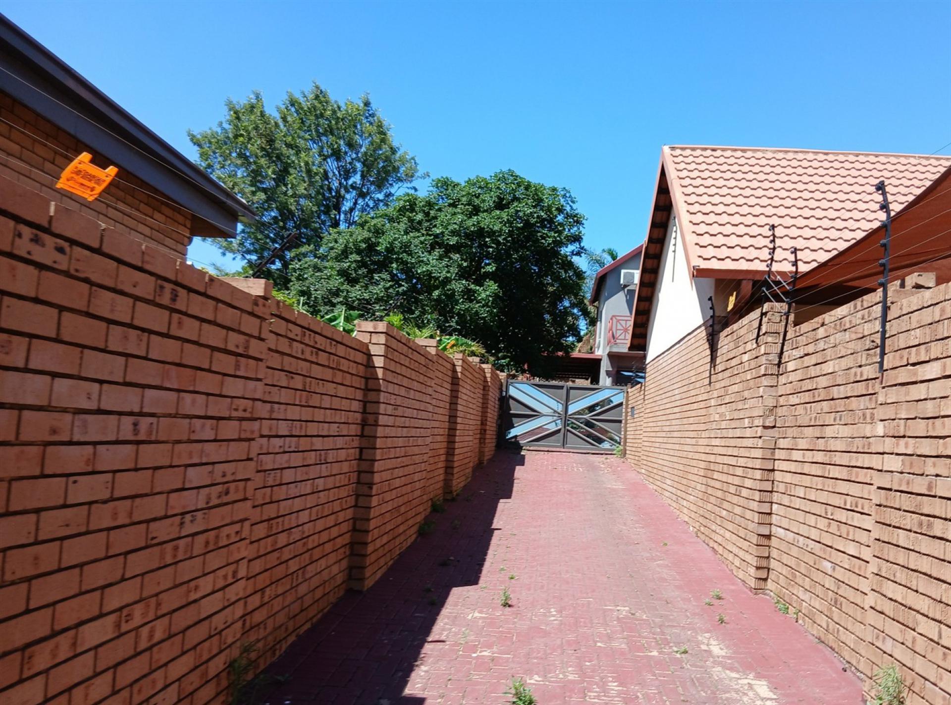Front View of property in Die Heuwel