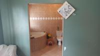 Main Bathroom - 11 square meters of property in Belmont Park