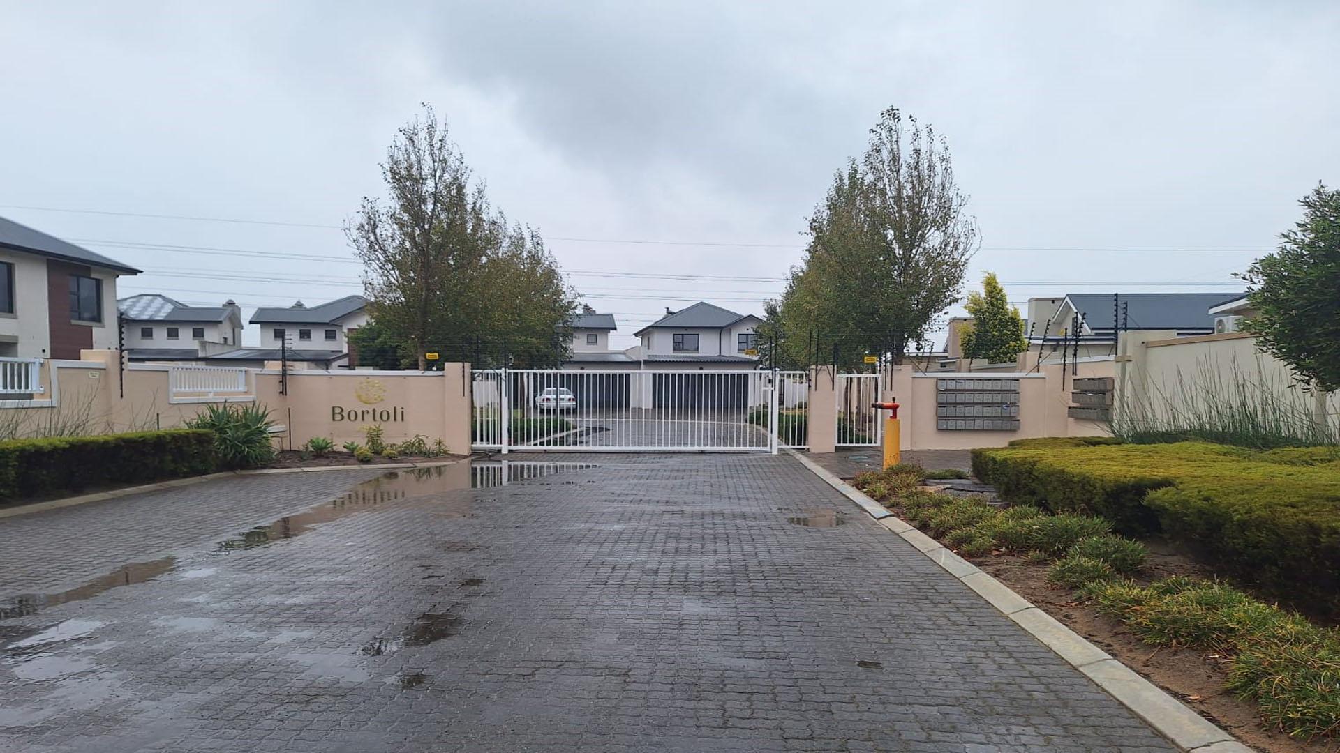 Front View of property in Buh Rein