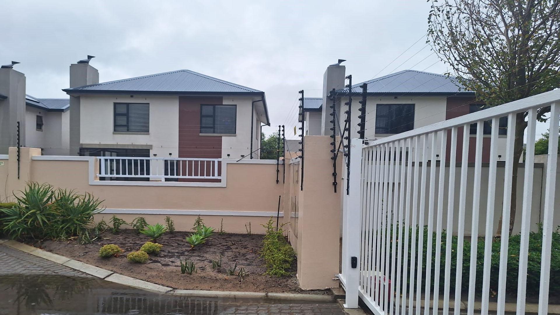 Front View of property in Buh Rein
