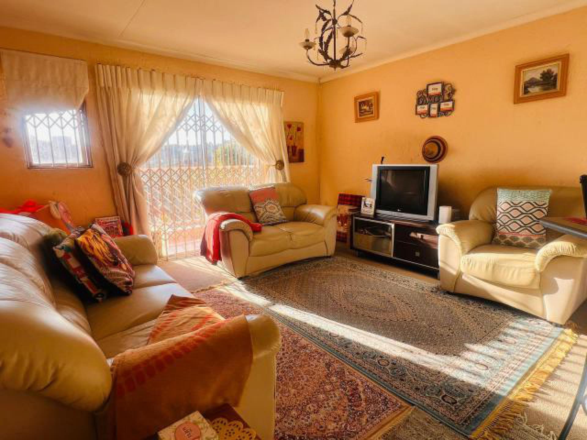 Lounges of property in Winchester Hills