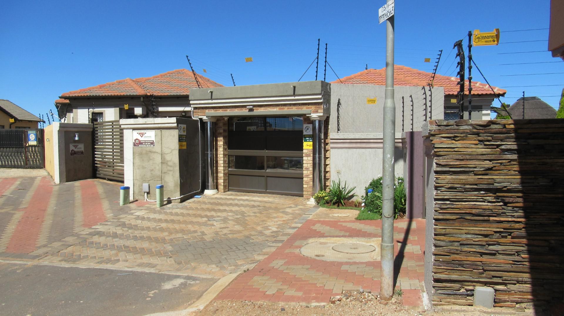 Front View of property in Dawn Park