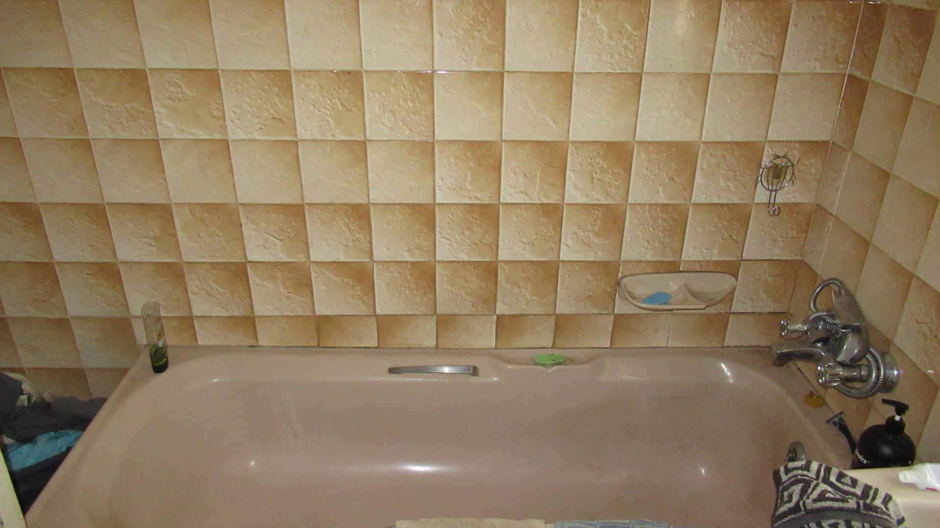 Bathroom 1 - 7 square meters of property in Casseldale