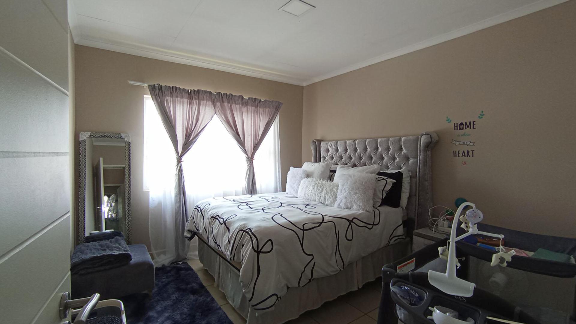 Bed Room 1 - 15 square meters of property in Montana