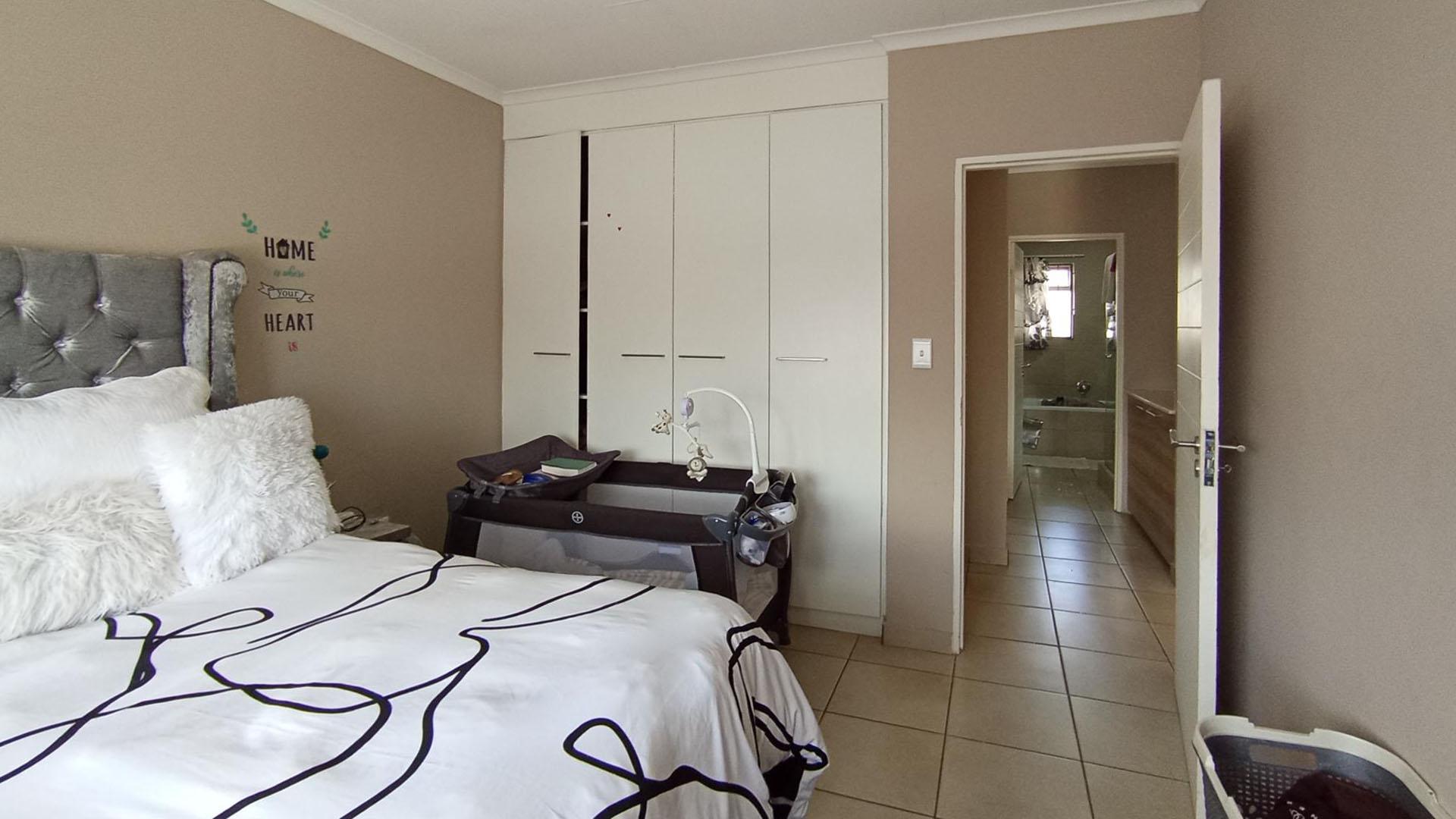 Bed Room 1 - 15 square meters of property in Montana