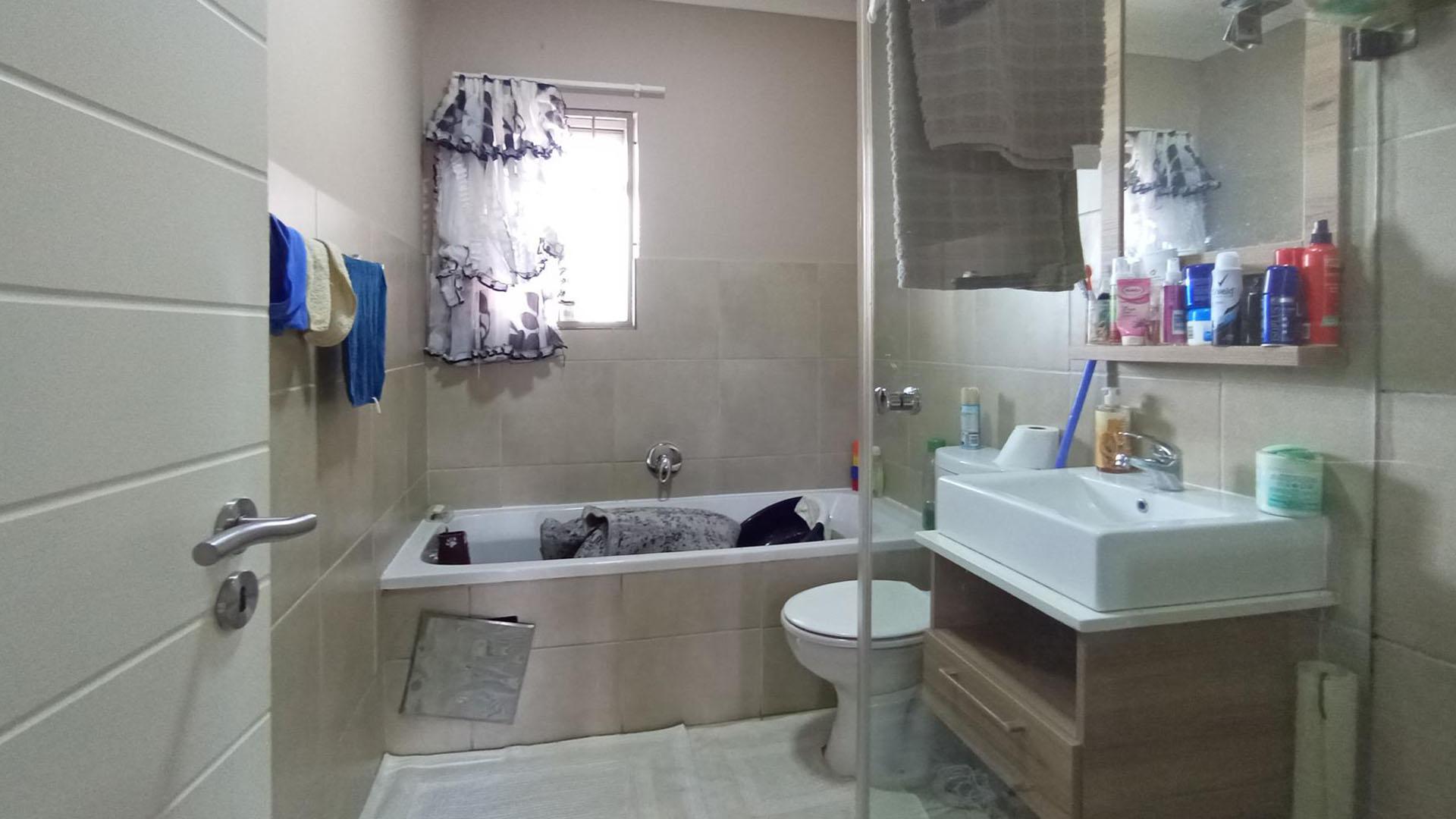 Bed Room 2 - 13 square meters of property in Montana