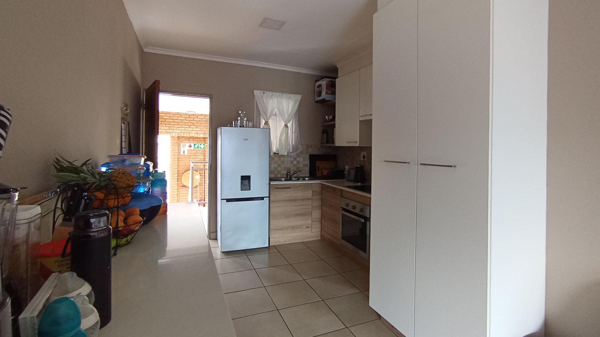 Kitchen - 14 square meters of property in Montana