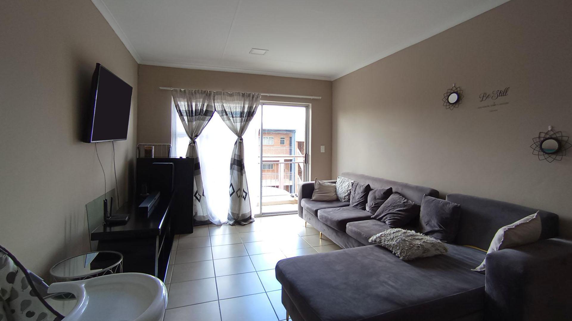 Lounges - 19 square meters of property in Montana