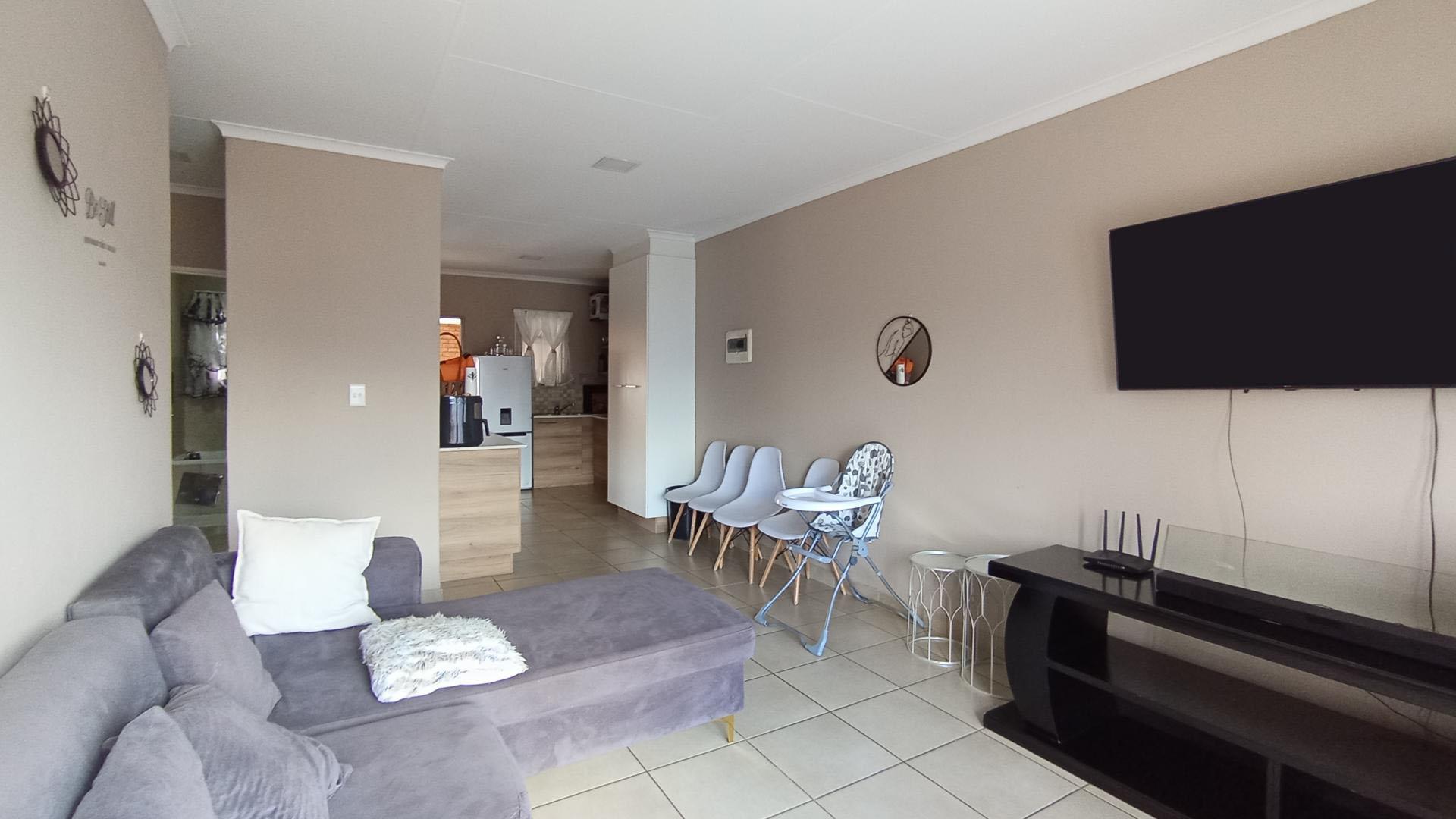 Lounges - 19 square meters of property in Montana