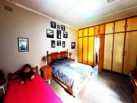 Bed Room 1 of property in Upington