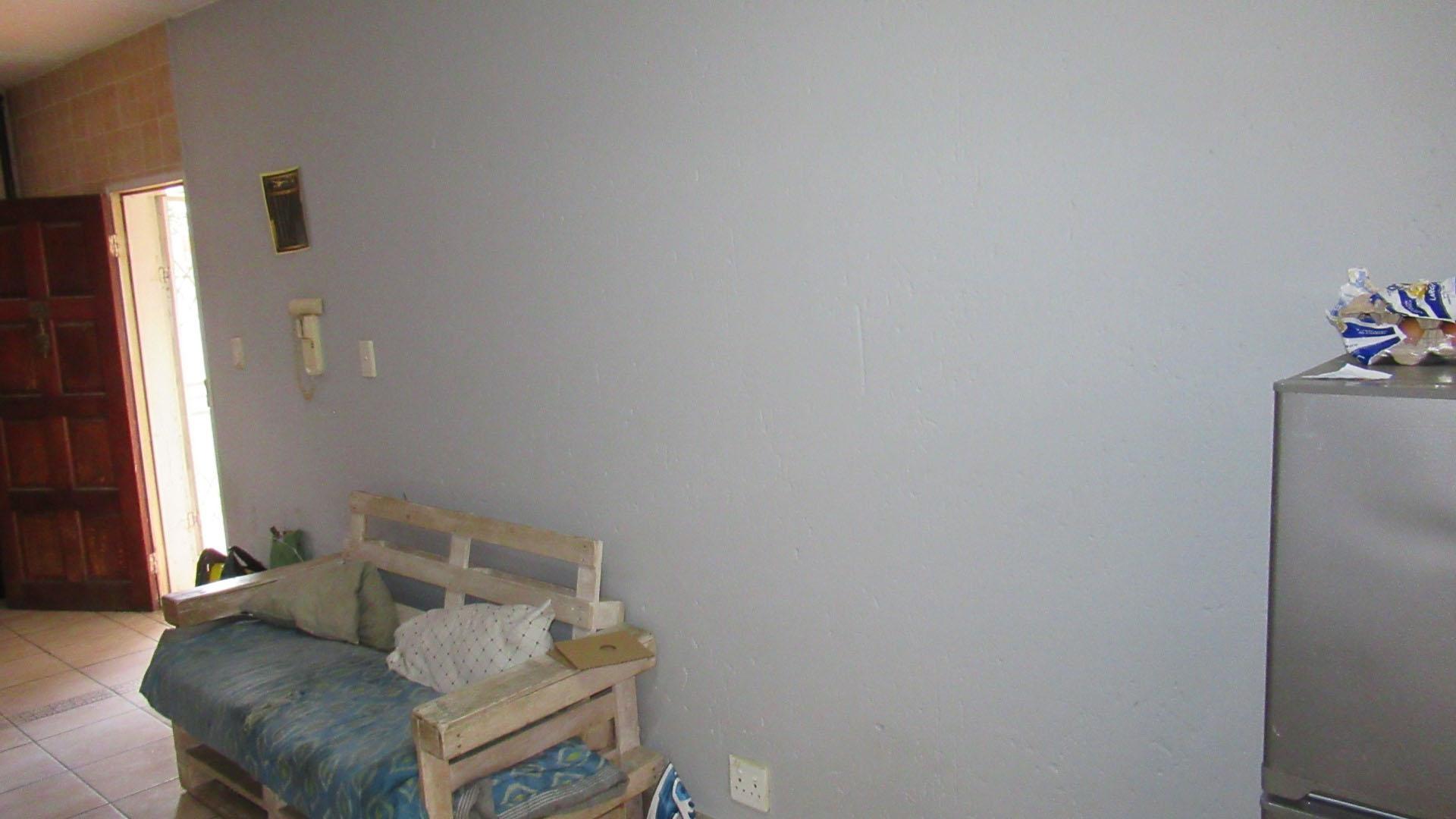 Lounges - 10 square meters of property in Meredale