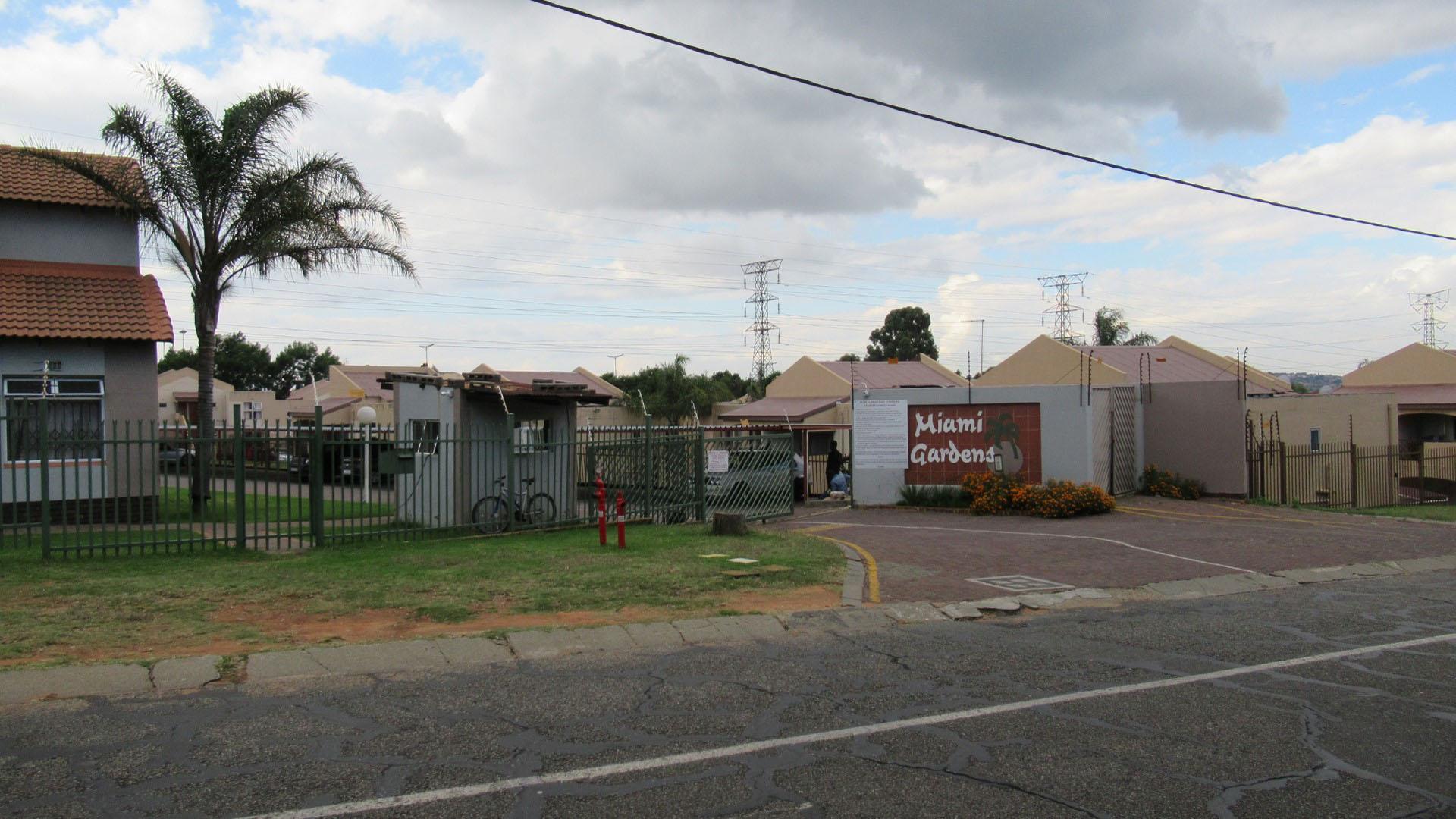 Front View of property in Meredale